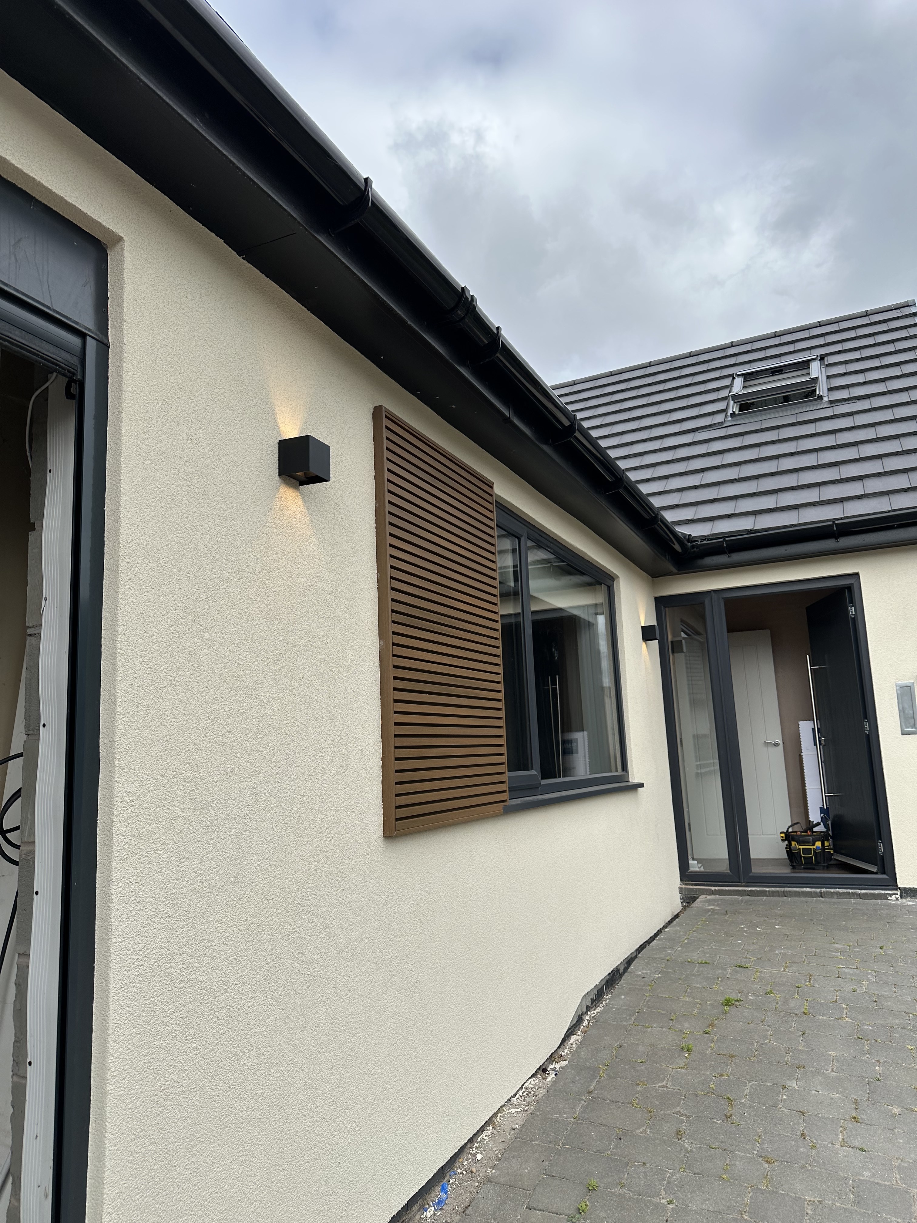Exterior wall lighting installation